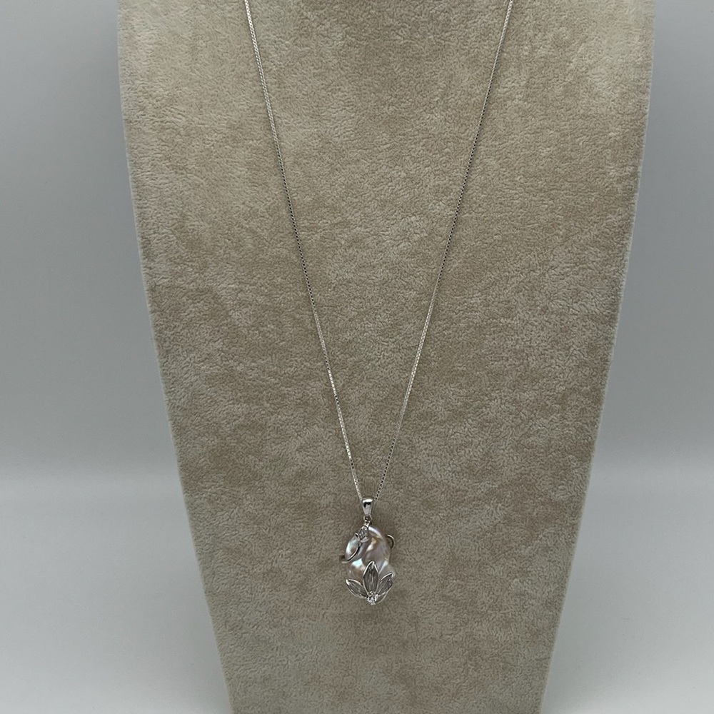 Elegant Silver and Baroque Freshwater Pearl Pendant Necklace - Picture 6 of 6